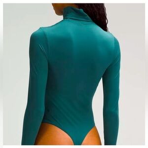 LULULEMON NULU TURTLE NECK
BODYSUIT Size:L